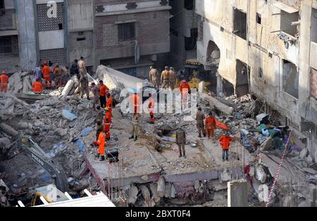 Les responsables de la sécurité ont enfermé dimanche le site de l'incident d'effondrement d'un immeuble résidentiel de six étages alors que l'opération de sauvetage est en cours, situé sur la colonie Liaquat Lyari à Karachi, le lundi 8 juin 2020. Un immeuble résidentiel de six étages s'est effondré dans le marché de Khasda de Lyari, dimanche soir. Quatre corps ont été retirés sous les débris - deux hommes et deux femmes - et 12 personnes ont été blessées lors de l'incident, selon les secouristes.On pense qu'il y avait environ 50 à 60 personnes dans le bâtiment au moment de l'effondrement. Banque D'Images