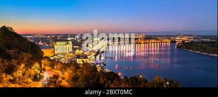 Paysage urbain de Kiev avec le Dniepr au coucher du soleil. Ukraine Banque D'Images