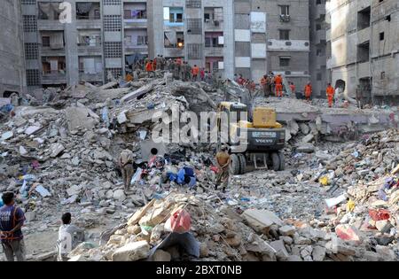 Les responsables de la sécurité ont enfermé dimanche le site de l'incident d'effondrement d'un immeuble résidentiel de six étages alors que l'opération de sauvetage est en cours, situé sur la colonie Liaquat Lyari à Karachi, le lundi 8 juin 2020. Un immeuble résidentiel de six étages s'est effondré dans le marché de Khasda de Lyari, dimanche soir. Quatre corps ont été retirés sous les débris - deux hommes et deux femmes - et 12 personnes ont été blessées lors de l'incident, selon les secouristes.On pense qu'il y avait environ 50 à 60 personnes dans le bâtiment au moment de l'effondrement. Banque D'Images