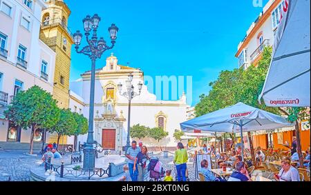 CADIX, ESPAGNE - 23 SEPTEMBRE 2019 : Panorama avec place ombragée de San Francisco, grand patio de restaurant extérieur et couvent médiéval de St Francis à l'arrière Banque D'Images