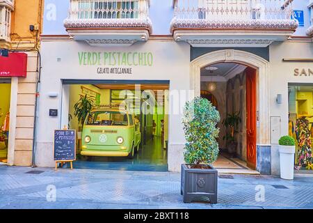 CADIX, ESPAGNE - 23 SEPTEMBRE 2019: Le bus Volkswagen d'époque attire les gens à visiter le café de glace interesing dans la Calle Ancha, le 23 septembre à CA Banque D'Images