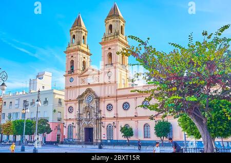 CADIX, ESPAGNE - 23 SEPTEMBRE 2019 : la façade de l'église Saint-Antoine de Padoue avec de grands clochers et un mur sculpté, le 23 septembre à Cadix Banque D'Images