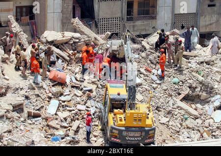 Les responsables de la sécurité ont enfermé dimanche le site de l'incident d'effondrement d'un immeuble résidentiel de six étages alors que l'opération de sauvetage est en cours, situé sur la colonie Liaquat Lyari à Karachi, le lundi 8 juin 2020. Un immeuble résidentiel de six étages s'est effondré dans le marché de Khasda de Lyari, dimanche soir. Quatre corps ont été retirés sous les débris - deux hommes et deux femmes - et 12 personnes ont été blessées lors de l'incident, selon les secouristes.On pense qu'il y avait environ 50 à 60 personnes dans le bâtiment au moment de l'effondrement. Banque D'Images