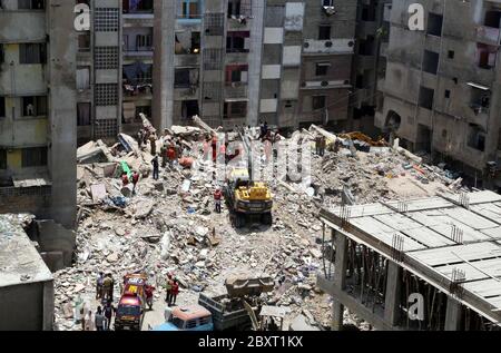 Les responsables de la sécurité ont enfermé dimanche le site de l'incident d'effondrement d'un immeuble résidentiel de six étages alors que l'opération de sauvetage est en cours, situé sur la colonie Liaquat Lyari à Karachi, le lundi 8 juin 2020. Un immeuble résidentiel de six étages s'est effondré dans le marché de Khasda de Lyari, dimanche soir. Quatre corps ont été retirés sous les débris - deux hommes et deux femmes - et 12 personnes ont été blessées lors de l'incident, selon les secouristes.On pense qu'il y avait environ 50 à 60 personnes dans le bâtiment au moment de l'effondrement. Banque D'Images