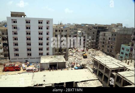 Les responsables de la sécurité ont enfermé dimanche le site de l'incident d'effondrement d'un immeuble résidentiel de six étages alors que l'opération de sauvetage est en cours, situé sur la colonie Liaquat Lyari à Karachi, le lundi 8 juin 2020. Un immeuble résidentiel de six étages s'est effondré dans le marché de Khasda de Lyari, dimanche soir. Quatre corps ont été retirés sous les débris - deux hommes et deux femmes - et 12 personnes ont été blessées lors de l'incident, selon les secouristes.On pense qu'il y avait environ 50 à 60 personnes dans le bâtiment au moment de l'effondrement. Banque D'Images