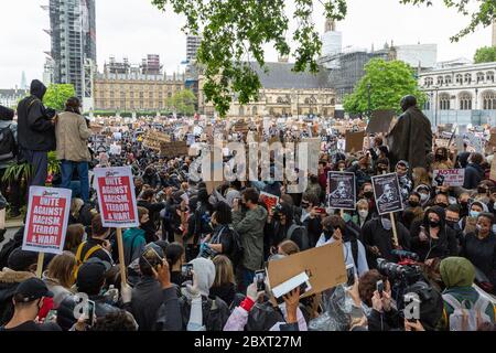 Une foule importante s'est rassemblée à la manifestation Black Lives Matters, sur la place du Parlement, à Londres, le 6 juin 2020 Banque D'Images