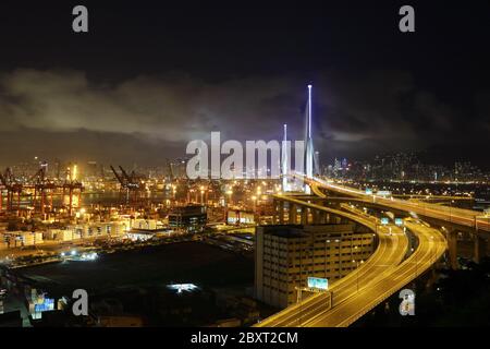 Terminal et pont pour conteneurs à Hong Kong la nuit Banque D'Images