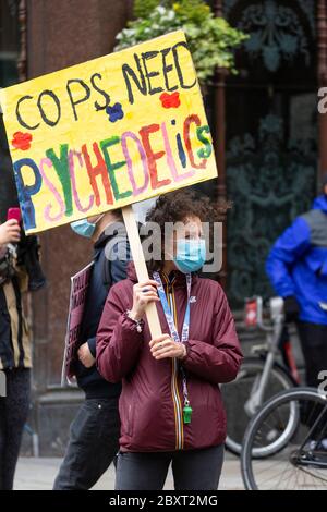 Une femme tient un signe drôle lors de la manifestation Black Lives Matters à Londres, le 6 juin 2020 Banque D'Images