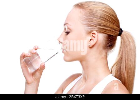 Belle femme de l'eau potable Banque D'Images