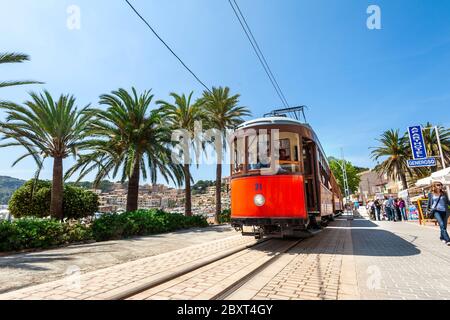 Tram Soller Mallorca train traditionnel historique de tram sur le front de mer transportant des passagers de et de la ville de Soller à Port de Soller Mallorca, Espagne Banque D'Images