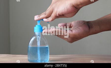 mains de l'homme utilisant le gel désinfectant pour les mains, les soins de santé et le médical . Banque D'Images