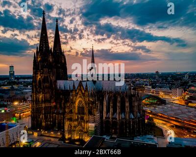 Colgne Koln Cathédrale au coucher du soleil , drone vue aérienne sur Cologne et le Rhin au coucher du soleil en Allemagne Europe crépuscule, Sunset Koln Banque D'Images