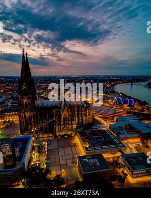 Colgne Koln Cathédrale au coucher du soleil , drone vue aérienne sur Cologne et le Rhin au coucher du soleil en Allemagne Europe crépuscule, Sunset Koln Banque D'Images