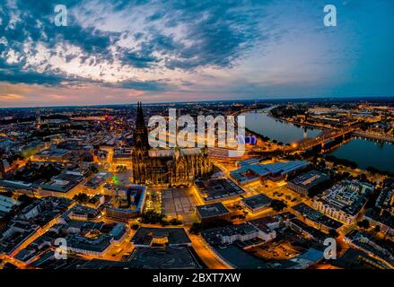Colgne Koln Cathédrale au coucher du soleil , drone vue aérienne sur Cologne et le Rhin au coucher du soleil en Allemagne Europe crépuscule, Sunset Koln Banque D'Images