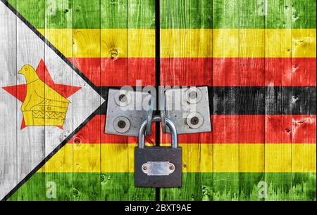 Drapeau du Zimbabwe sur la porte avec cadenas Banque D'Images