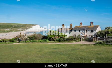 Les falaises de craie des sept Sœurs et la côte du Sussex, en Angleterre. Vue sur les vieilles maisons de pêcheurs traditionnelles sur la côte du Sussex en Angleterre. Banque D'Images