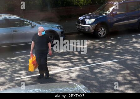 Chiens à deux mètres d'écart dans le parc local lors d'un confinement à l'occasion de la pandémie du coronavirus à Cardiff, au pays de Galles, au Royaume-Uni Banque D'Images