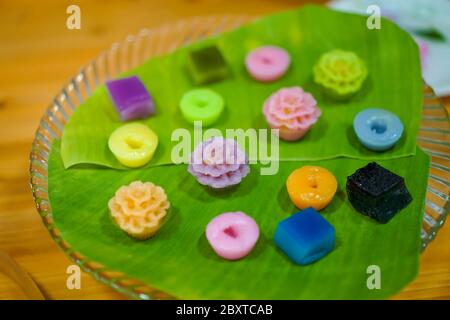 Variétés de desserts thaïlandais traditionnels colorés ; NamDokMai (farine à vapeur), PiekPoon (crème anglaise noire), LeumKluen (crème anglaise à la noix de coco et haricots à la vapeur), K Banque D'Images