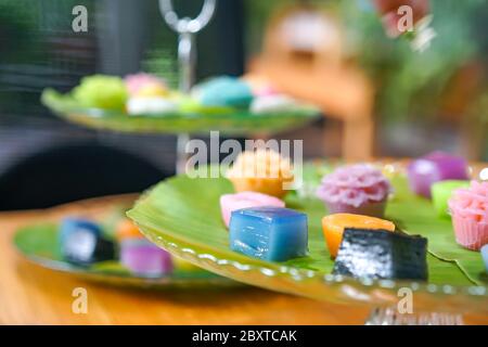 Variétés de desserts thaïlandais traditionnels colorés ; NamDokMai (farine à vapeur), PiekPoon (crème anglaise noire), LeumKluen (crème anglaise à la noix de coco et haricots à la vapeur), K Banque D'Images