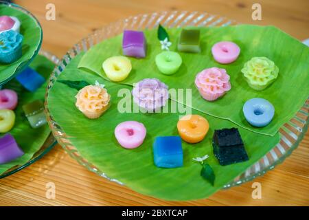 Variétés de desserts thaïlandais traditionnels colorés ; NamDokMai (farine à vapeur), PiekPoon (crème anglaise noire), LeumKluen (crème anglaise à la noix de coco et haricots à la vapeur), K Banque D'Images