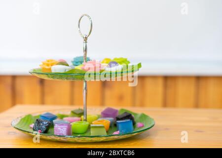 Variétés de desserts thaïlandais traditionnels colorés ; NamDokMai (farine à vapeur), PiekPoon (crème anglaise noire), LeumKluen (crème anglaise à la noix de coco et haricots à la vapeur), K Banque D'Images