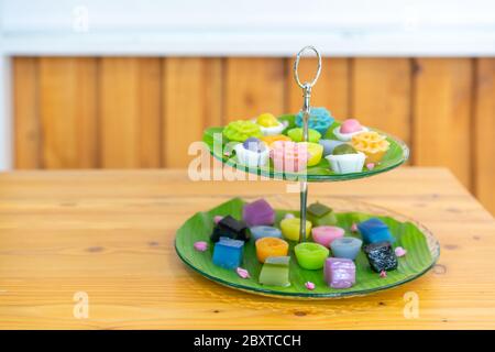 Variétés de desserts thaïlandais traditionnels colorés ; NamDokMai (farine à vapeur), PiekPoon (crème anglaise noire), LeumKluen (crème anglaise à la noix de coco et haricots à la vapeur), K Banque D'Images