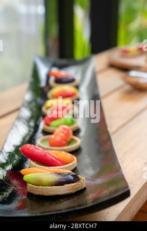 Luk Choop est le populaire desserts thaïlandais dans le haricot de mung en forme de fruit qui sont peints avec la coloration de nourriture puis enrobés de gelée. Banque D'Images