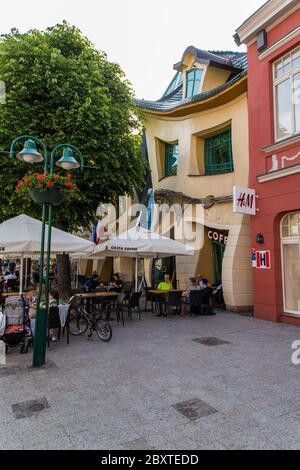 Sopot, Pologne - Juny, 2019: La maison Crooked sur les héros de la rue Monte Cassino à Sopot, Pologne. Banque D'Images