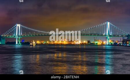 Rainbow Bridge illuminé la nuit, s'étendant sur la baie de Tokyo à Tokyo, au Japon Banque D'Images
