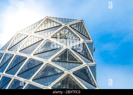 Beijing, district de Chaoyang / Chine : Poly International Plaza, immeuble de bureaux inspiré par les lanternes chinoises de papier situées à Wangjing. Banque D'Images