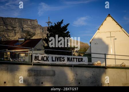 Une bannière le long de l'une des principales routes d'accès du Cap en solidarité contre la brutalité policière aux États-Unis après le meurtre de George Floyd Banque D'Images