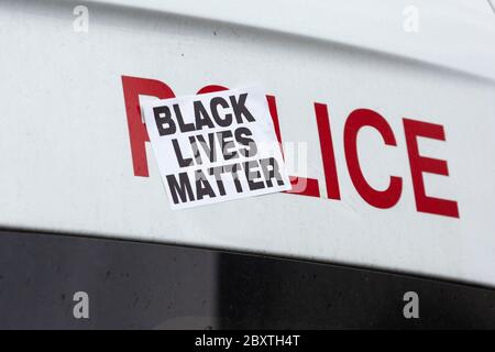 Détail d'un panneau Black Lives Matters coincé à l'arrière d'une fourgonnette de police, lors de la manifestation Black Lives Matters à Londres, le 6 juin 2020 Banque D'Images