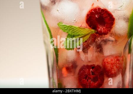 Cocktail de mojito aux framboises. Gros plan, espace de copie Banque D'Images