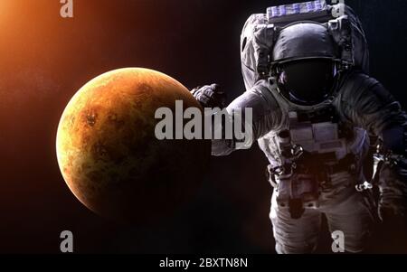Vénus sur un fond flou avec un astronaute géant Banque D'Images