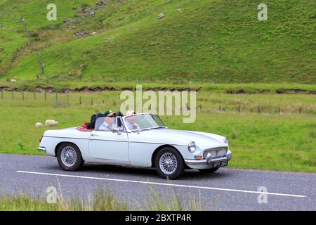 MOFFAT, ÉCOSSE - 29 JUIN 2019: 1968 MG MGB Roadster voiture de sport dans un rallye automobile classique en route vers la ville de Moffat, Dumfries et Galloway Banque D'Images