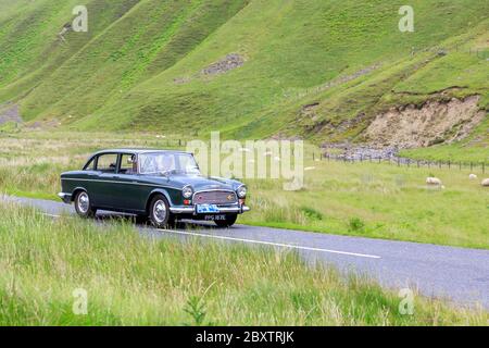 MOFFAT, ÉCOSSE - 29 JUIN 2019 : 1967 Humber Hawk berline dans un rallye automobile classique en route vers la ville de Moffat, Dumfries et Galloway Banque D'Images