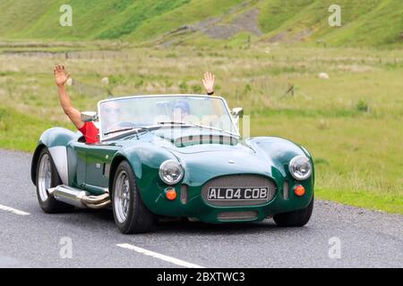 MOFFAT, ÉCOSSE - 29 JUIN 2019 : voiture de collection AC Cobra dans un rallye automobile classique en route vers la ville de Moffat, Dumfries et Galloway Banque D'Images