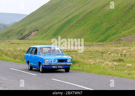 MOFFAT, ÉCOSSE - 29 JUIN 2019 : 1972 Hillman Avenger Estate voiture dans un rallye automobile classique en route vers la ville de Moffat, Dumfries et Galloway Banque D'Images