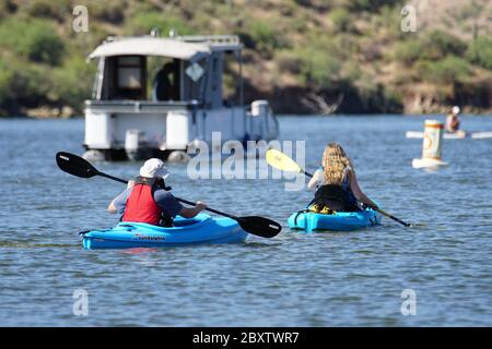 Les gens de diverses embarcations pratiquent la distanciation sociale tout en profitant d'une belle journée sur le lac Saguaro près de Phoenix pendant la pandémie Covid-19 Banque D'Images