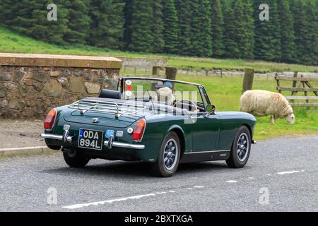 MOFFAT, ÉCOSSE - 29 JUIN 2019 : 1972 MG Midget voiture de sport dans un rallye automobile classique en route vers la ville de Moffat, Dumfries et Galloway Banque D'Images