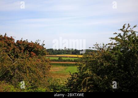 Vue sur les terres agricoles vers Blakeney sur la côte nord de Norfolk depuis le dispositif glaciaire de Wiveton Downs à Wiveton, Norfolk, Angleterre, Royaume-Uni, Europe. Banque D'Images