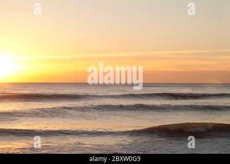 GOLDRUSH : un magnifique lever de soleil d'octobre au large de l'Atlantique sur la plage de Virginie. Banque D'Images