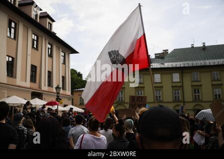 Cracovie, Pologne, Pologne. 7 juin 2020. Un drapeau polonais avec le symbole d'un poing noir est vu pendant la manifestation Black Lives Matter.des centaines de jeunes ont participé à la manifestation « Black Lives Matter » à Cracovie, la plus grande ville du sud de la Pologne. Ils ont rendu hommage à George Floyd et ont exprimé leur désapprobation de la brutalité policière et du racisme. Crédit: Filip Radwanski/SOPA Images/ZUMA Wire/Alay Live News Banque D'Images