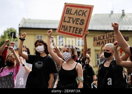 Cracovie, Pologne, Pologne. 7 juin 2020. Des manifestants portant un masque facial sont vus en place pour des pancartes de protestation pendant la manifestation de l'affaire Balck Lives.des centaines de jeunes ont participé à la manifestation « Black Lives Matter » à Cracovie, la plus grande ville du sud de la Pologne. Ils ont rendu hommage à George Floyd et ont exprimé leur désapprobation de la brutalité policière et du racisme. Crédit: Filip Radwanski/SOPA Images/ZUMA Wire/Alay Live News Banque D'Images