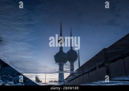 Reflet de l'eau des tours du Koweït créant l'art abstrait en début de matinée à Koweït Banque D'Images