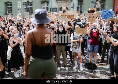 Cracovie, Pologne, Pologne. 7 juin 2020. Les manifestants portant un masque facial et tenant des pancartes pendant la vie des Noirs ont l'importance de protester. Des centaines de jeunes ont participé à la manifestation « Black Lives Matter » à Cracovie, la plus grande ville du sud de la Pologne. Ils ont rendu hommage à George Floyd et ont exprimé leur désapprobation de la brutalité policière et du racisme. Crédit: Filip Radwanski/SOPA Images/ZUMA Wire/Alay Live News Banque D'Images