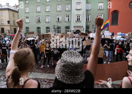 Cracovie, Pologne, Pologne. 7 juin 2020. Un aperçu des manifestants portant un masque facial et tenant des pancartes pendant la Black Lives Matter Protest. Des centaines de jeunes ont participé à la manifestation « Black Lives Matter » à Cracovie, la plus grande ville du sud de la Pologne. Ils ont rendu hommage à George Floyd et ont exprimé leur désapprobation de la brutalité policière et du racisme. Crédit: Filip Radwanski/SOPA Images/ZUMA Wire/Alay Live News Banque D'Images