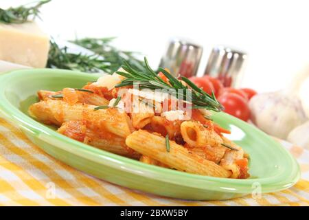 Penne aux tomates et au parmesan Banque D'Images