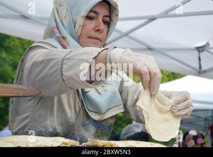 Bucarest, Roumanie. 22 mai 2016. Femme turque qui cuit du pain plat traditionnel au Festival turc de Bucarest Banque D'Images