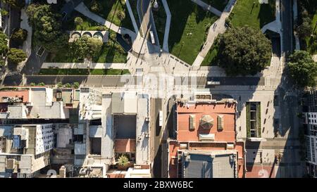 Vue aérienne en haut sur le parc vert et la route pendant l'heure d'or sans personne ni circulation en raison de la quarantaine du virus corona - 24 mars 2020 Banque D'Images